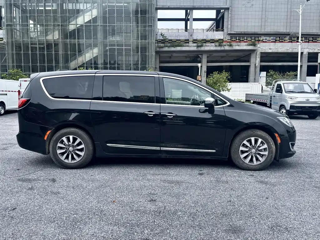 Chrysler Grand Voyager PHEV 2025 — фото 4