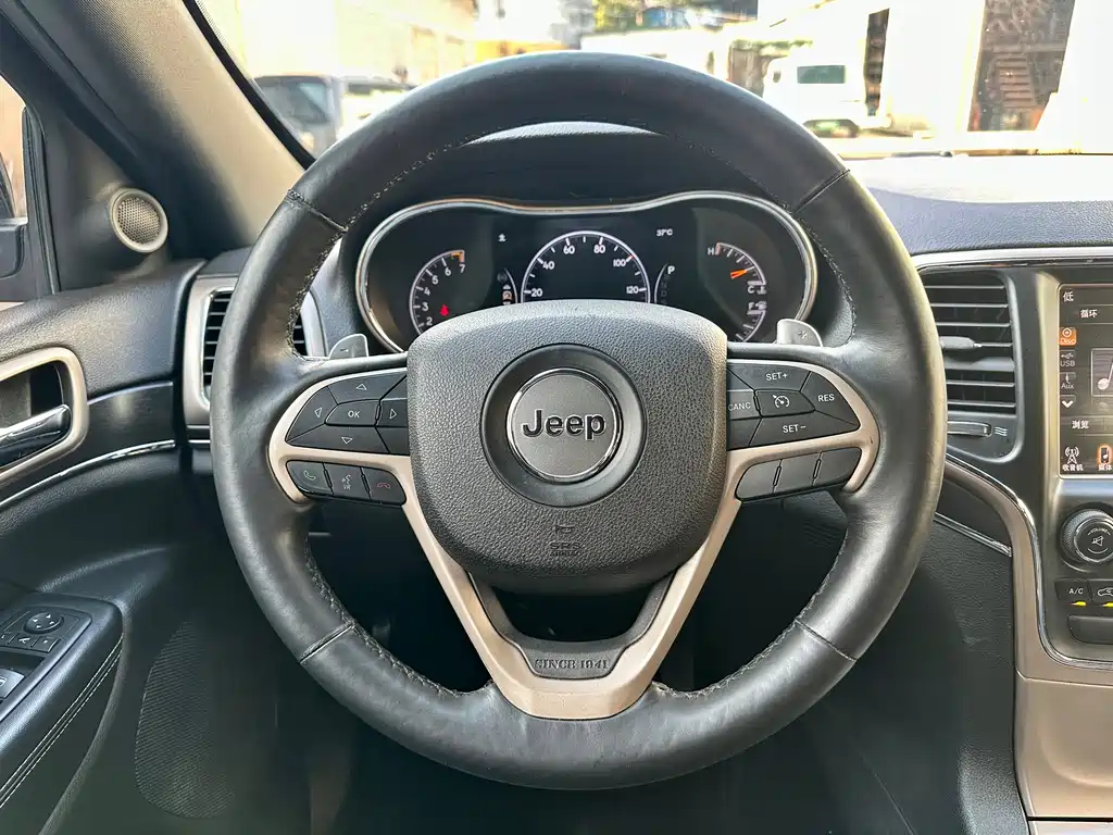 Jeep Grand Cherokee 2014 — фото 13