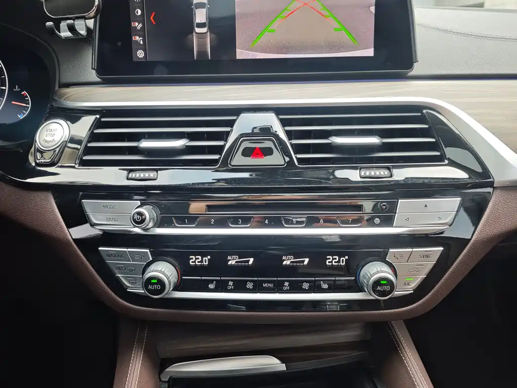 BMW 5 Series 2019 — фото 14