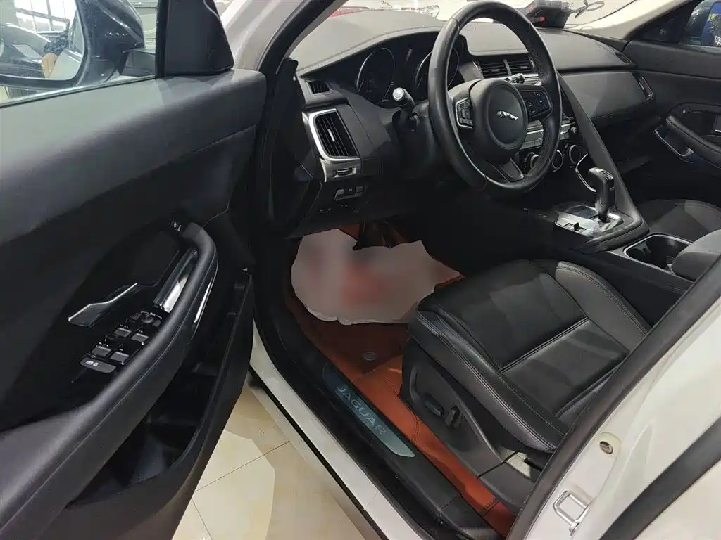 Jaguar E-PACE 2023 — фото 15