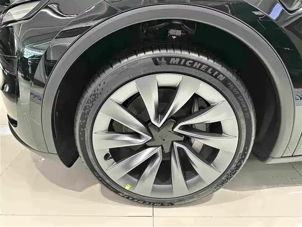 Tesla Model Y 2026