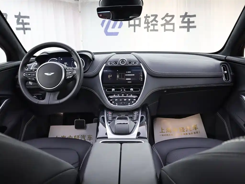 Aston Martin DBX 2025 — фото 10