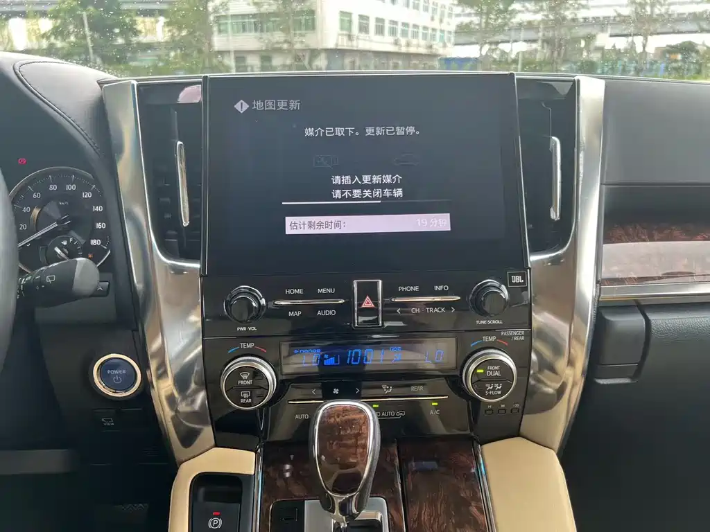 Toyota Alphard 2023 — фото 14