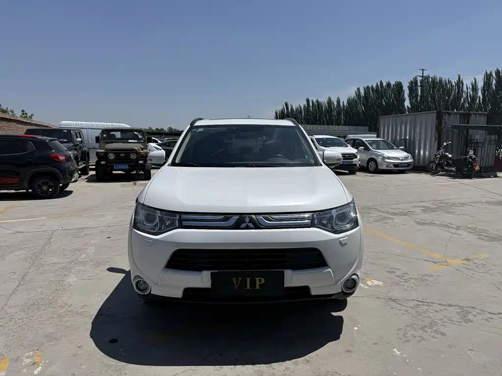 Mitsubishi Outlander 2014 — фото 2