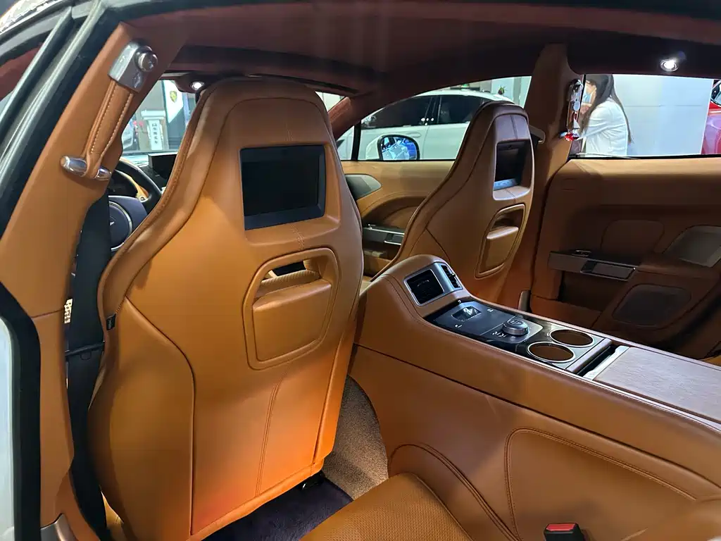 Aston Martin Rapide 2017 — фото 16
