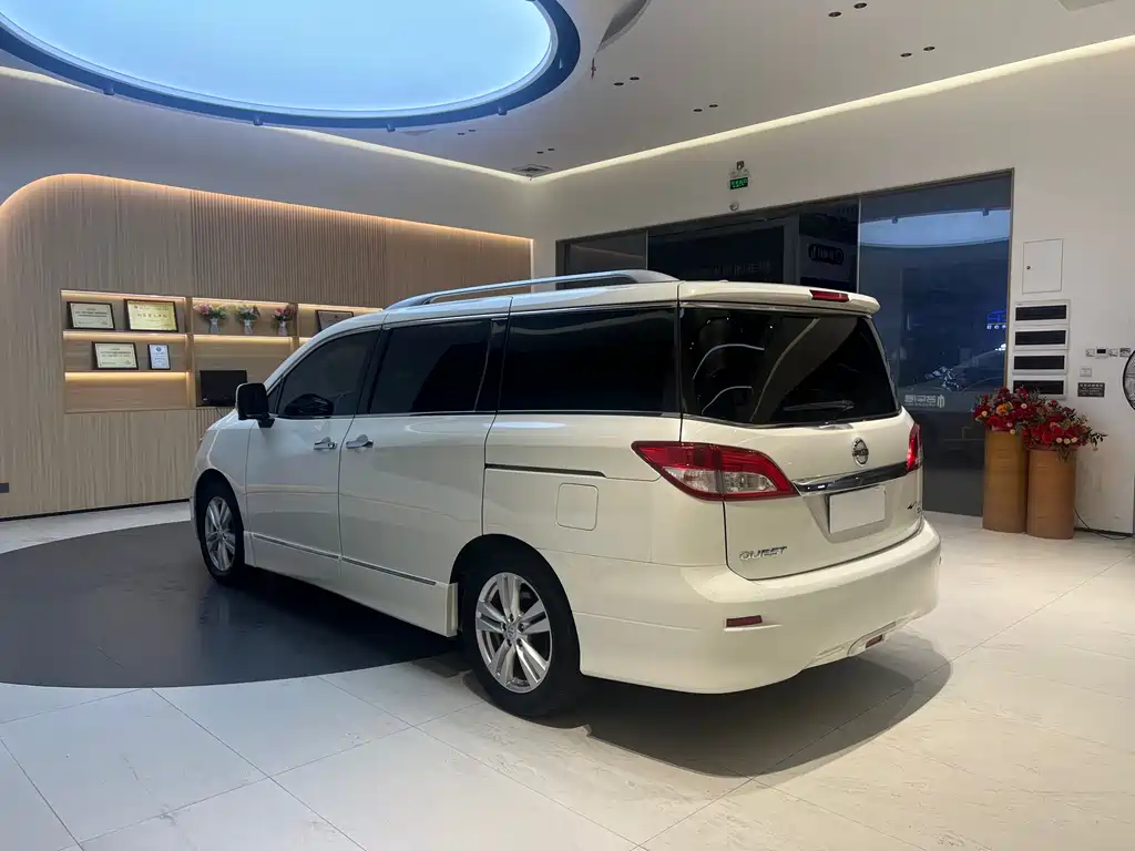 Nissan Quest 2016 — фото 6