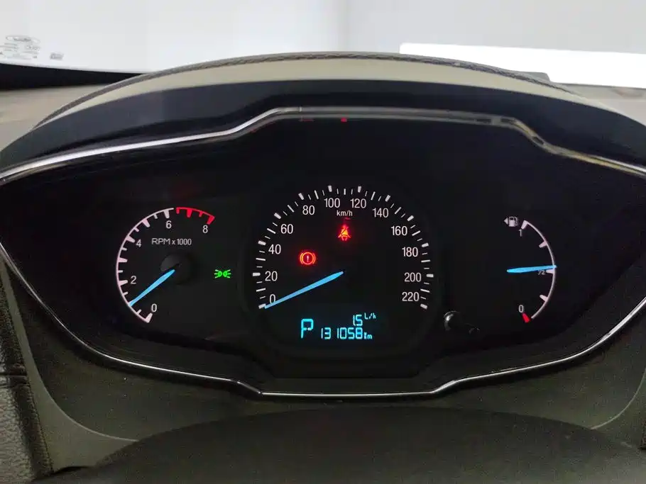 Ford Escort 2015 — фото 14