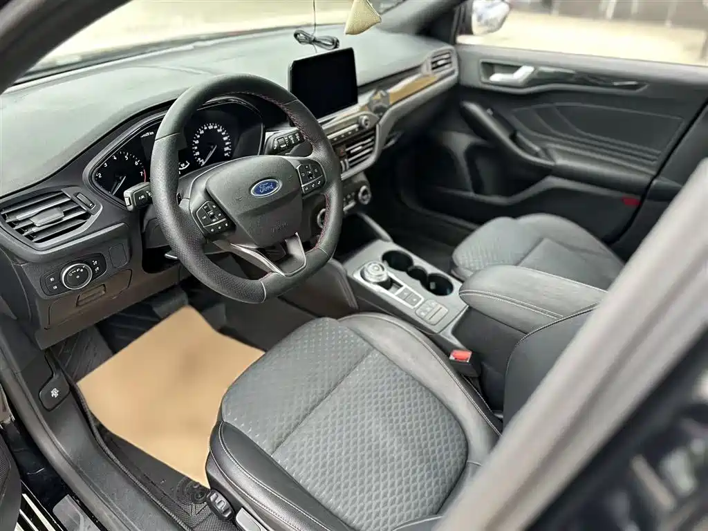 Ford Focus 2020 — фото 12