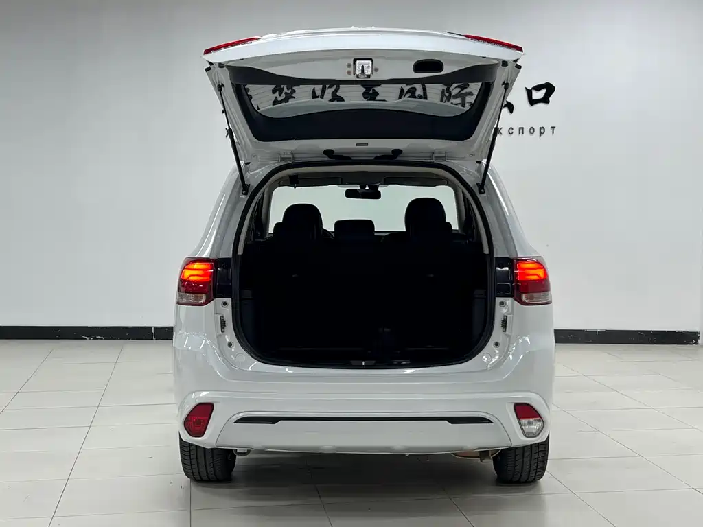 Mitsubishi Outlander 2022 — фото 12