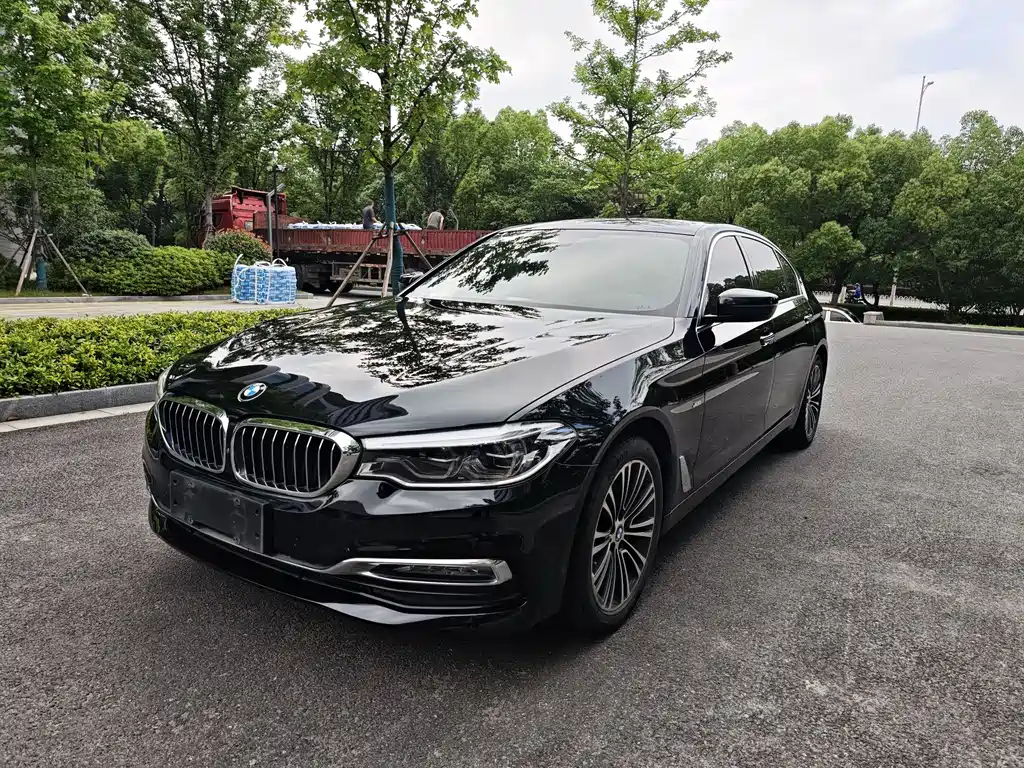 BMW 5 Series 2018 — фото 1