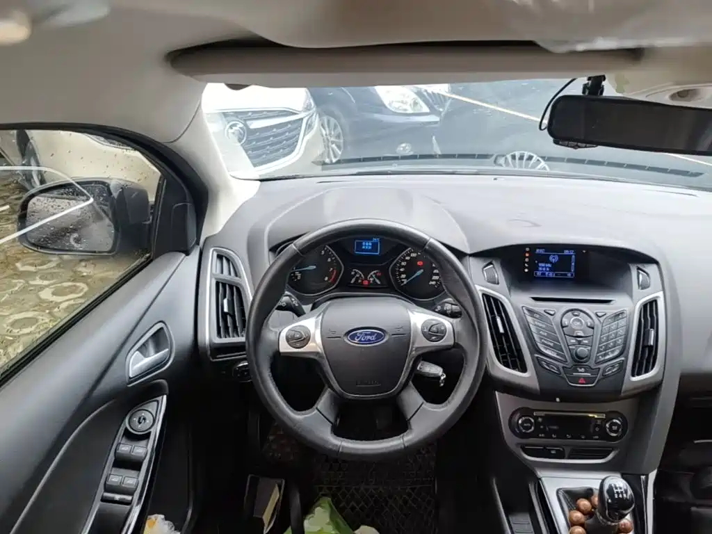 Ford Focus 2014 — фото 11