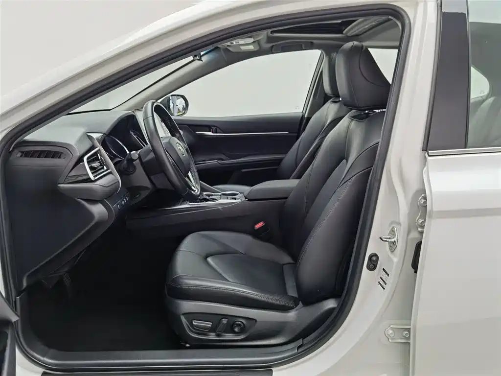 Toyota Camry 2023 — фото 10