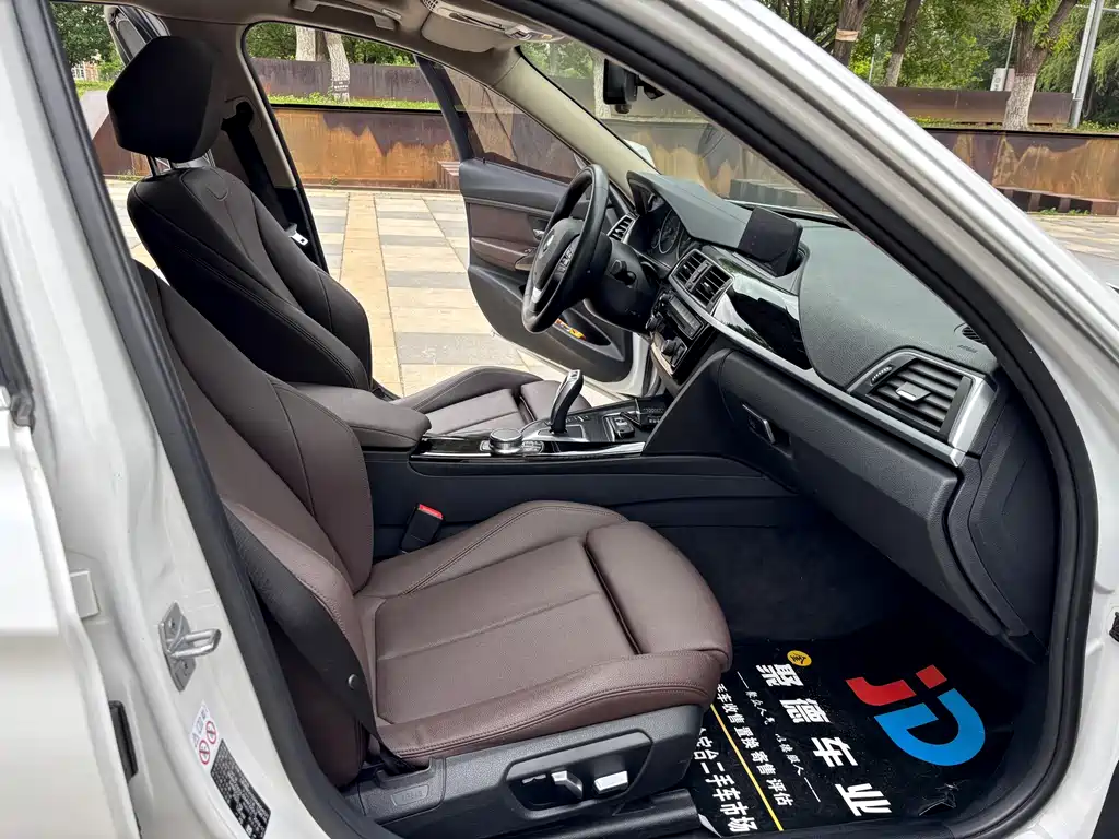 BMW 3 Series 2019 — фото 15