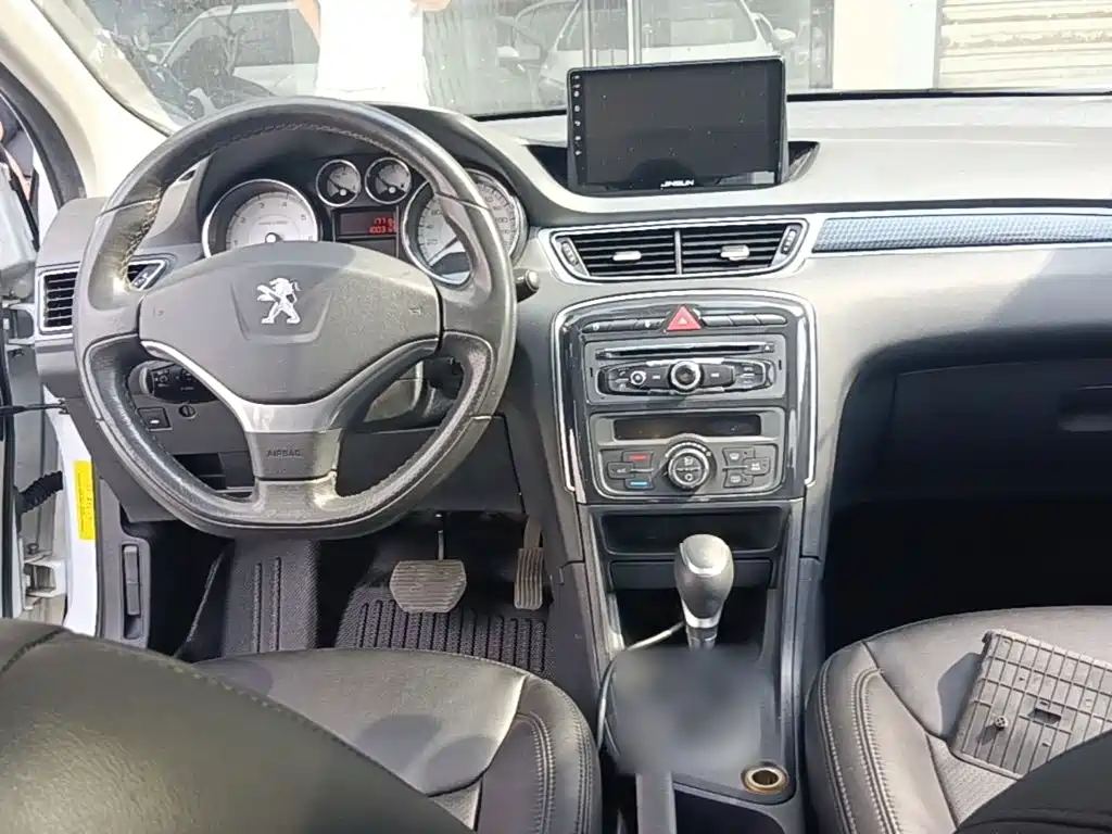 Peugeot 308 2016 — фото 10