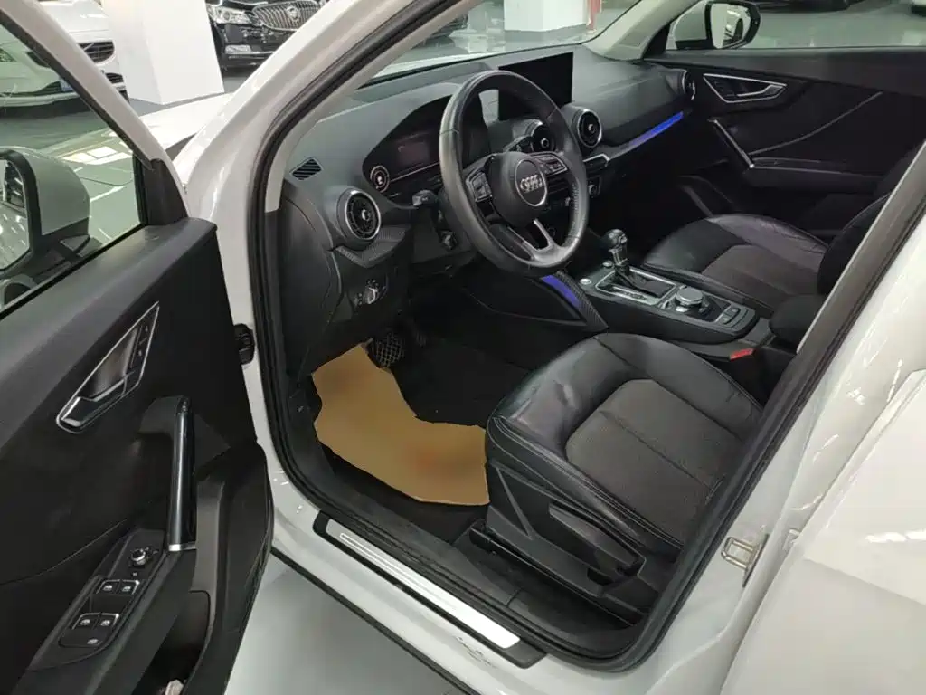 Audi Q2L E-Tron 2021 — фото 16