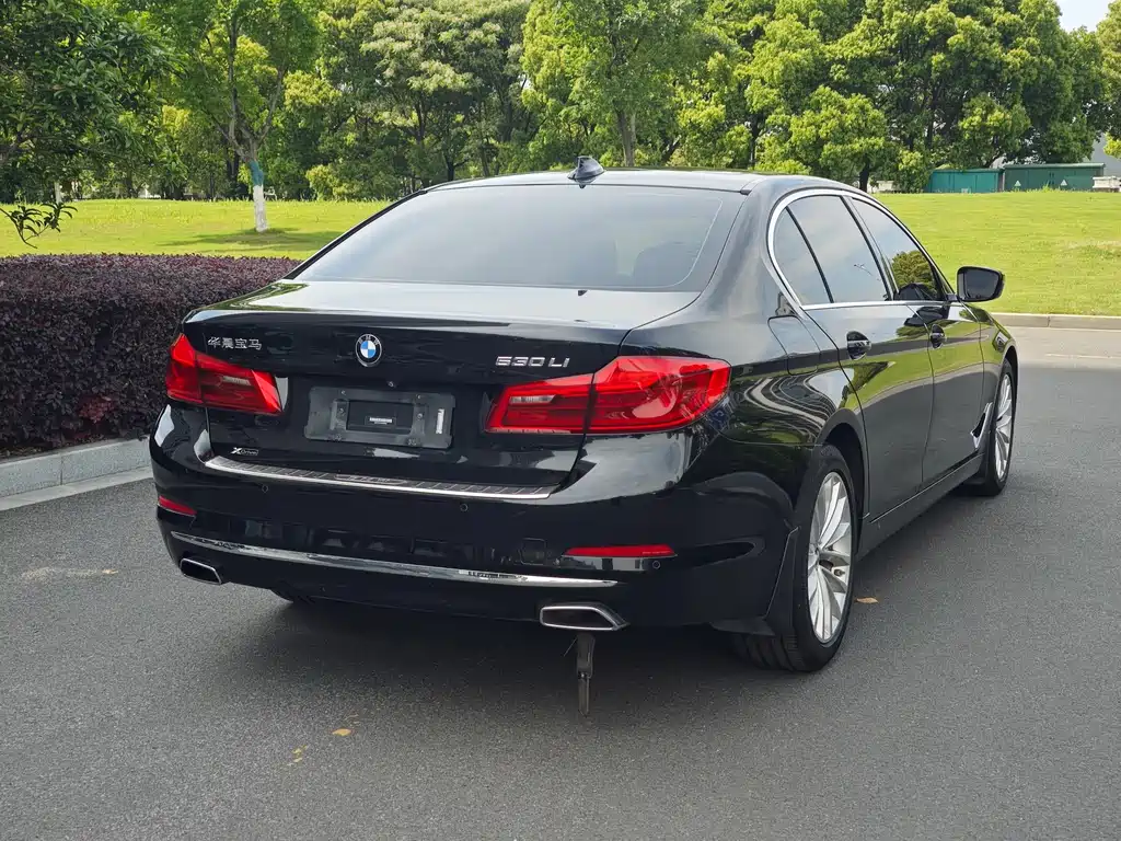 BMW 5 Series 2019 — фото 20