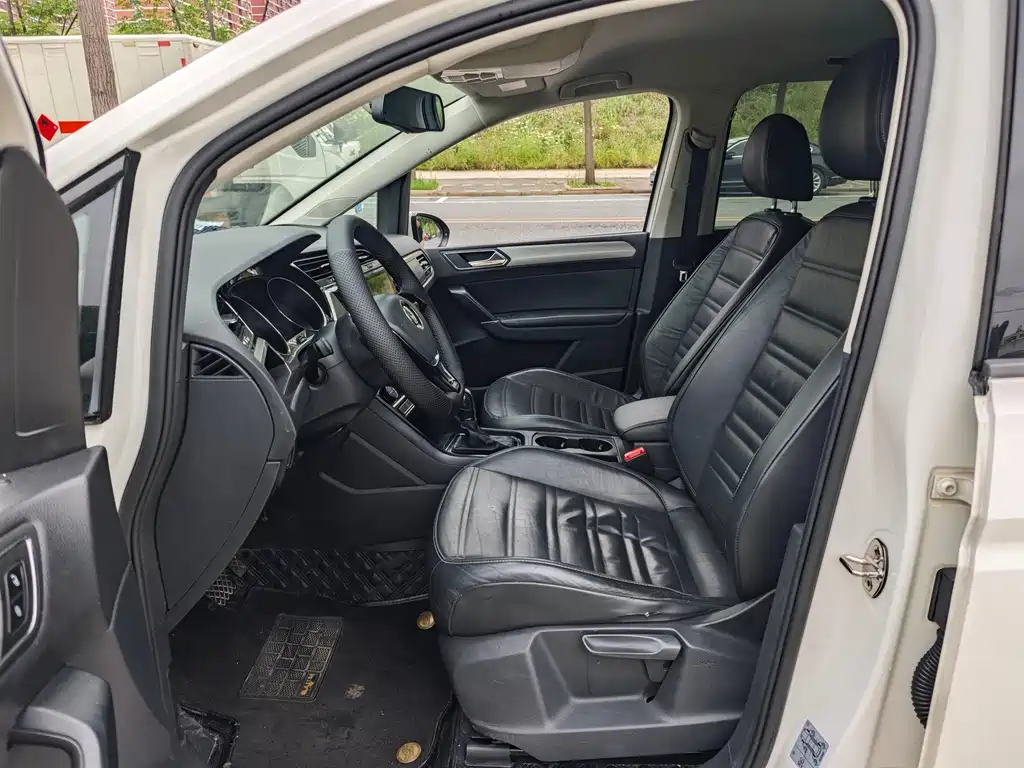 Volkswagen Touran 2017 — фото 18