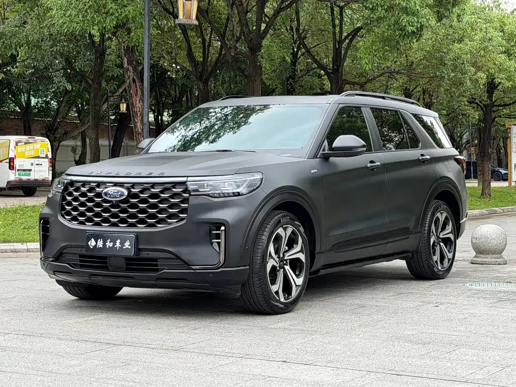 Ford Explorer 2023 — фото 1