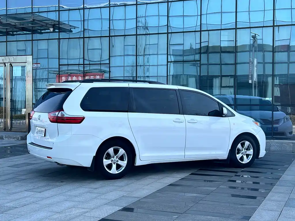 Toyota Sienna 2017 — фото 6