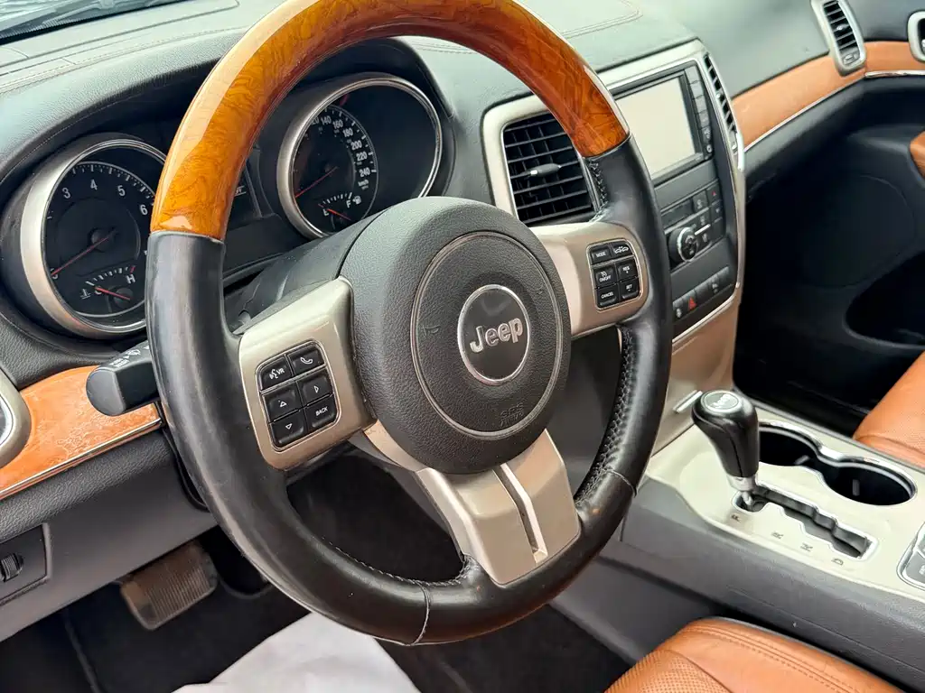 Jeep Grand Cherokee 2012 — фото 10