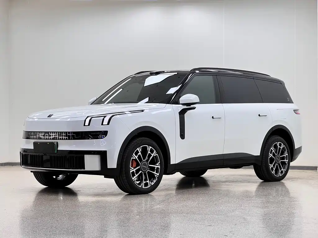 Lynk & Co 900 2025