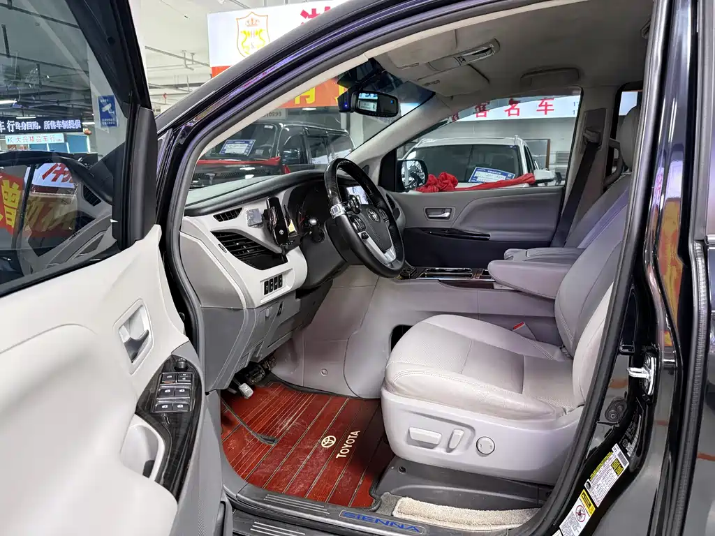 Toyota Sienna 2018 — фото 7