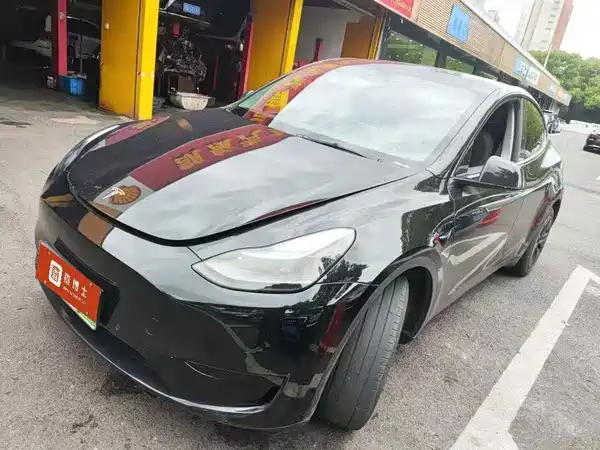Tesla Model Y 2024