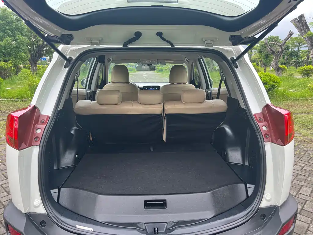 Toyota RAV4 2015 — фото 19