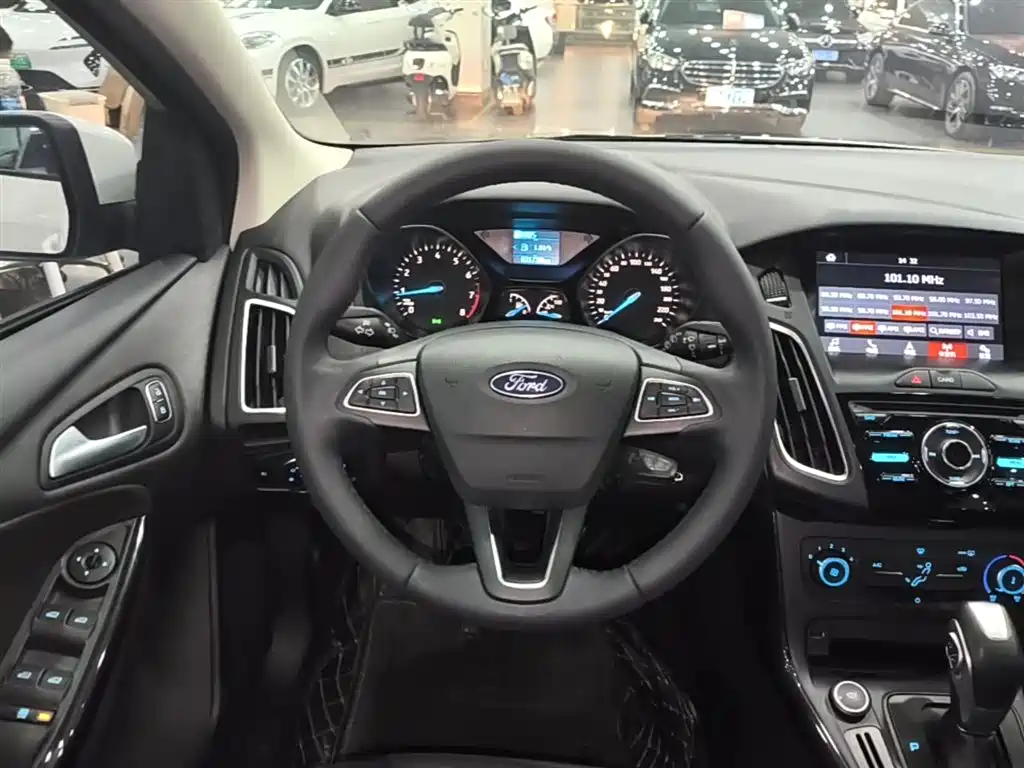 Ford Focus 2019 — фото 11