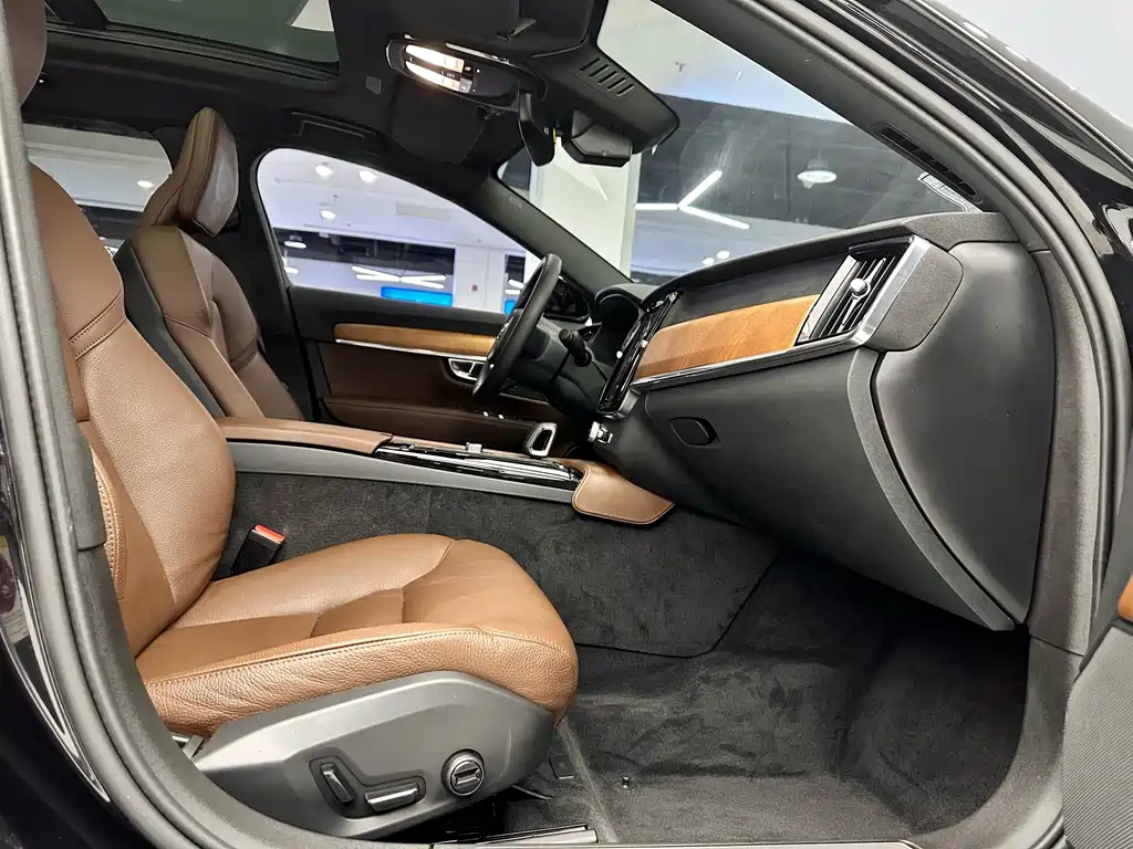 Volvo S90 Plug-In Hybrid 2023 — фото 10