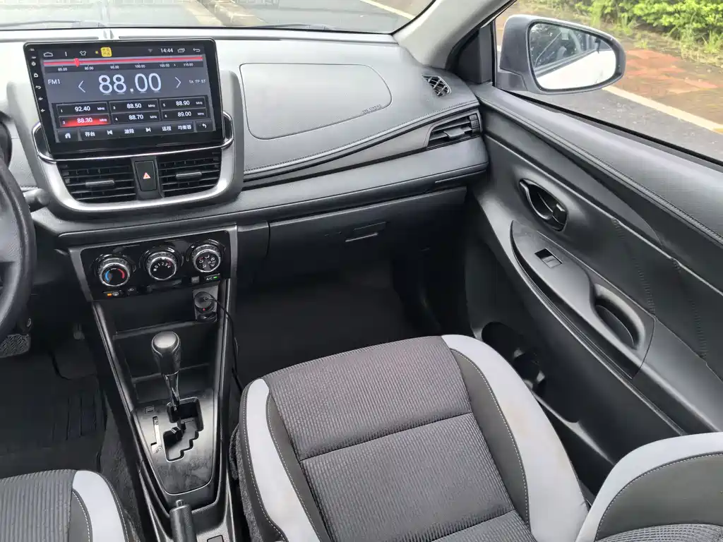 Toyota Yaris L 2020 — фото 11