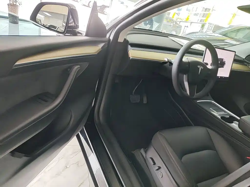 Tesla Model Y 2023 — фото 16