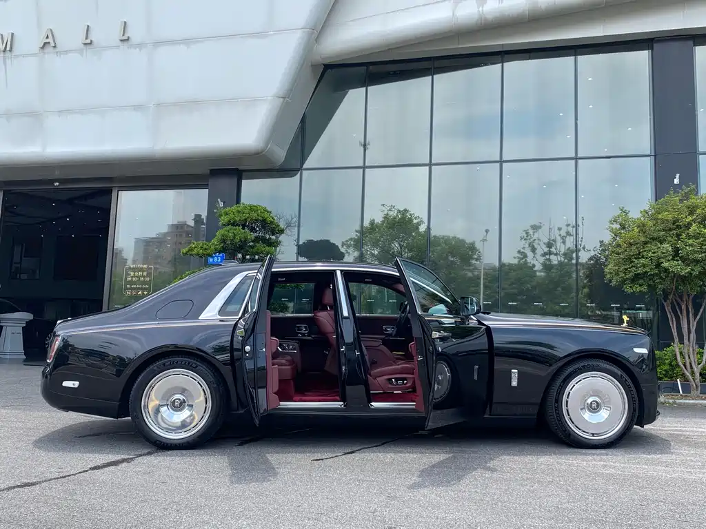 Rolls-Royce Phantom 2019 — фото 10