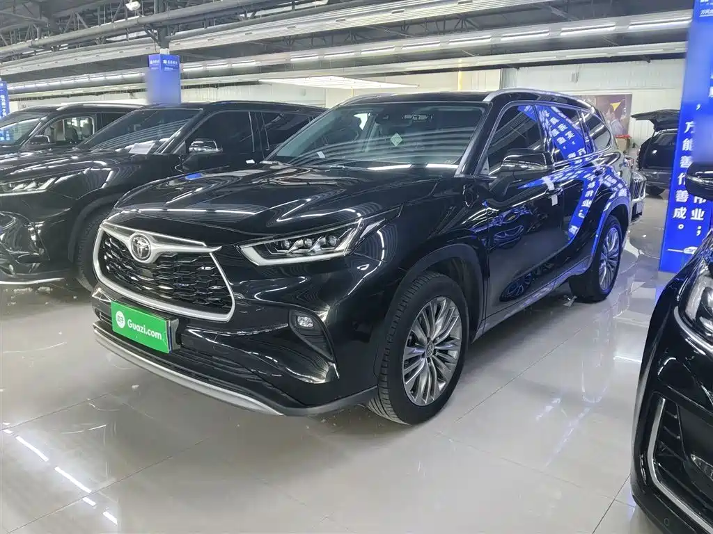 Toyota Highlander 2022 — фото 1