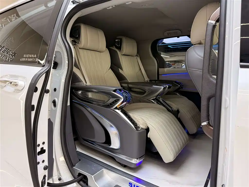 Toyota Sienna 2023 — фото 12