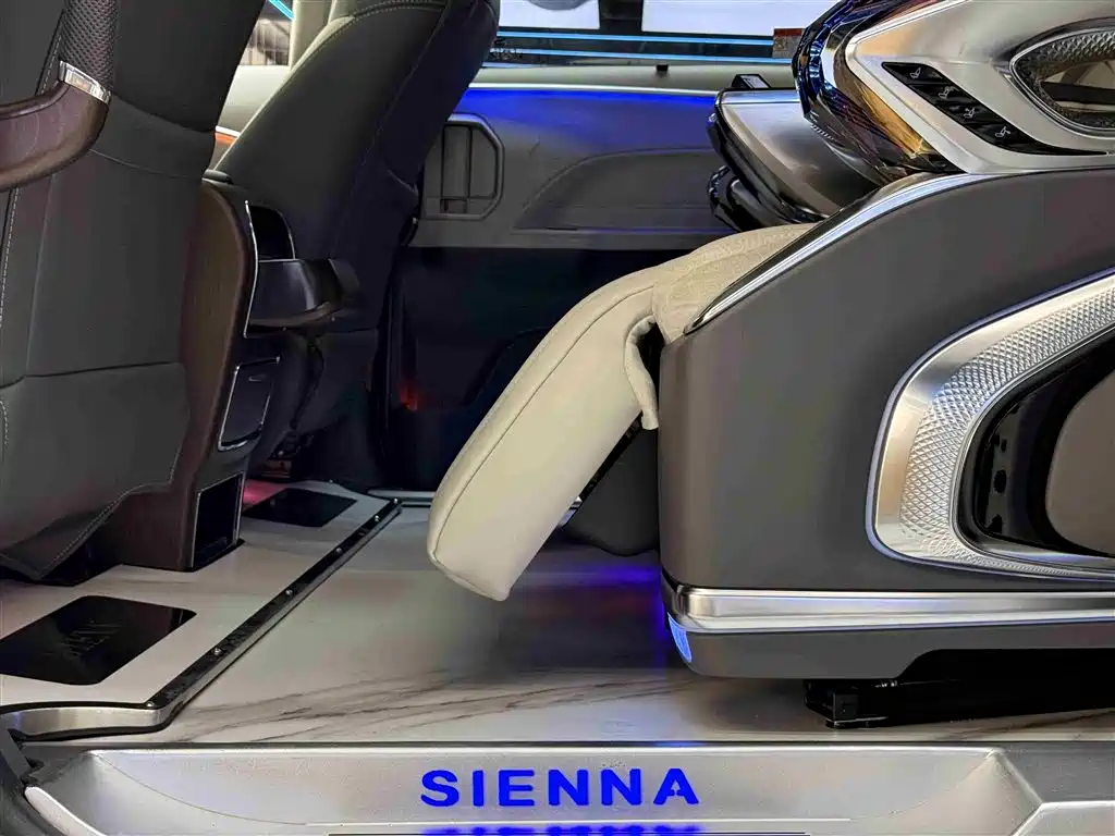 Toyota Sienna 2023 — фото 13