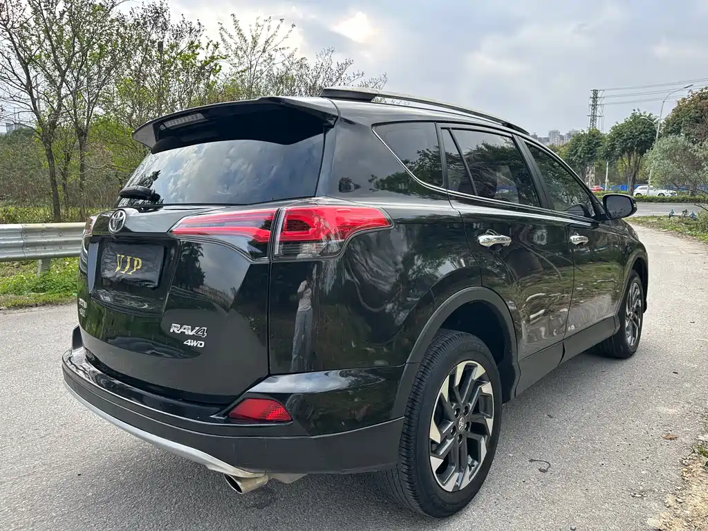 Toyota RAV4 2018 — фото 4