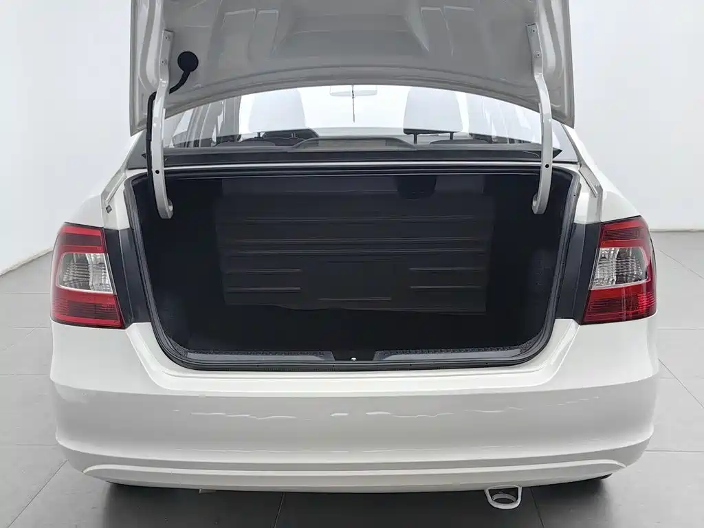 Skoda Rapid 2015 — фото 16