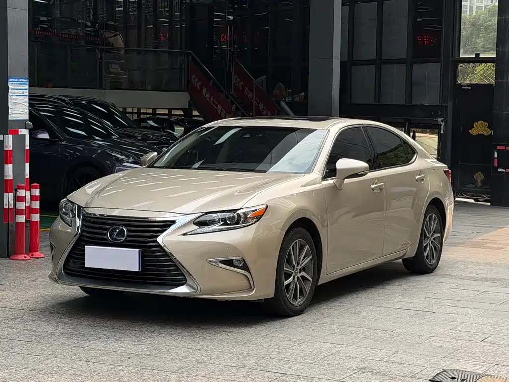 Lexus ES 2016 — фото 1