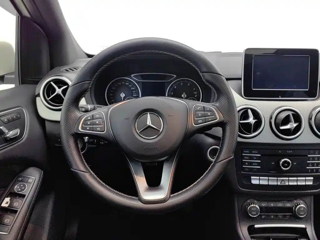 Mercedes-Benz B-Class 2016 — фото 11