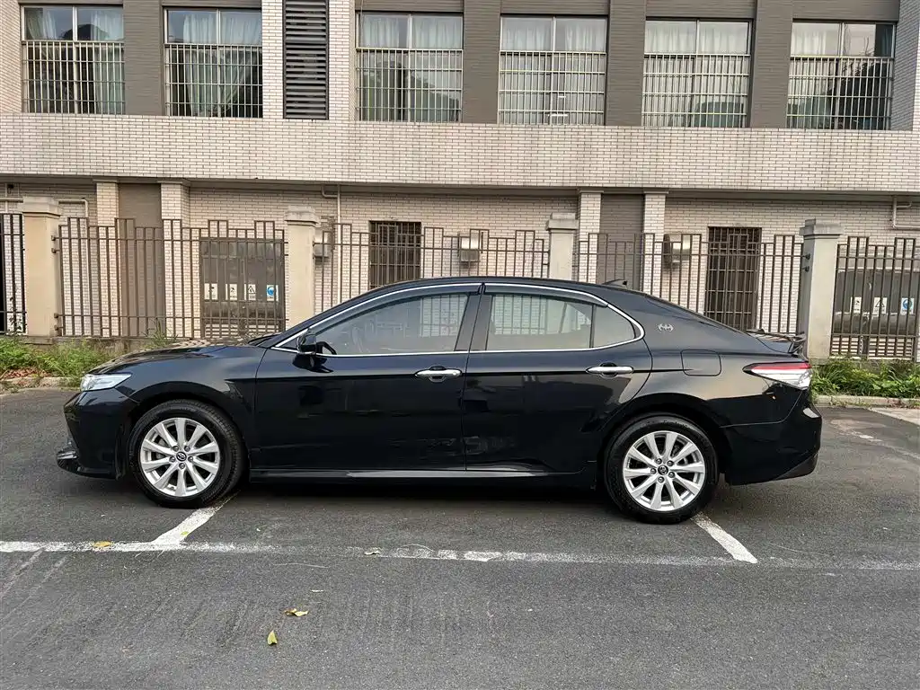 Toyota Camry 2020 — фото 2