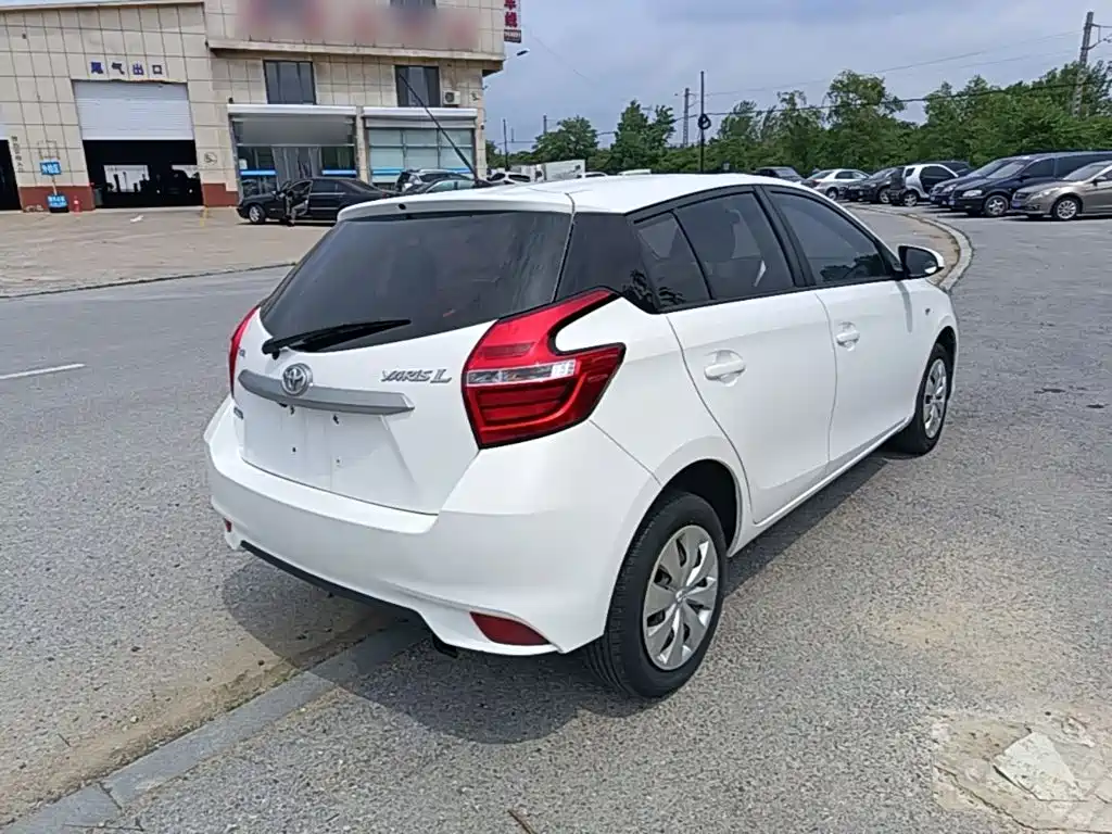 Toyota Yaris L 2017 — фото 7