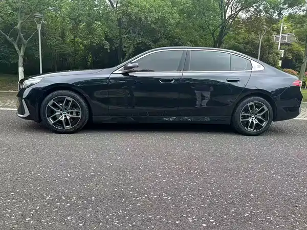 BMW 5 Series 2025