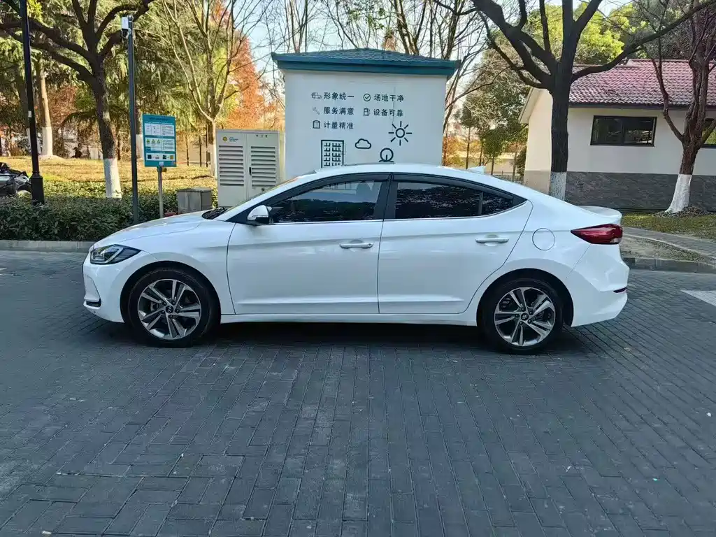 Hyundai Elantra 2017 — фото 3