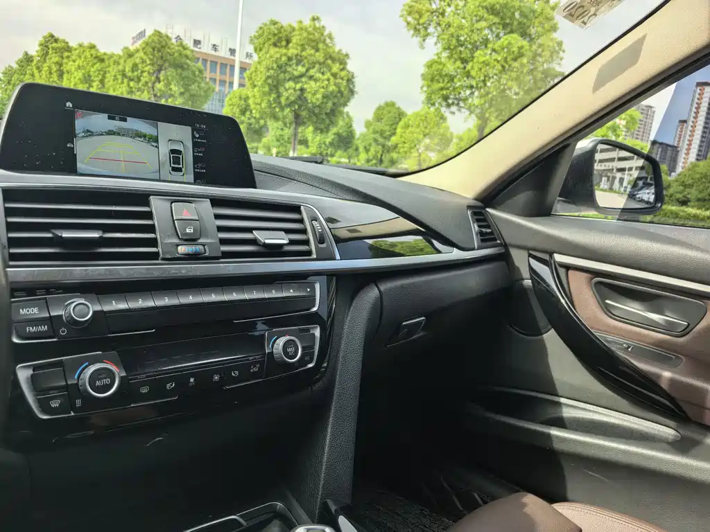 BMW 3 Series 2018 — фото 9