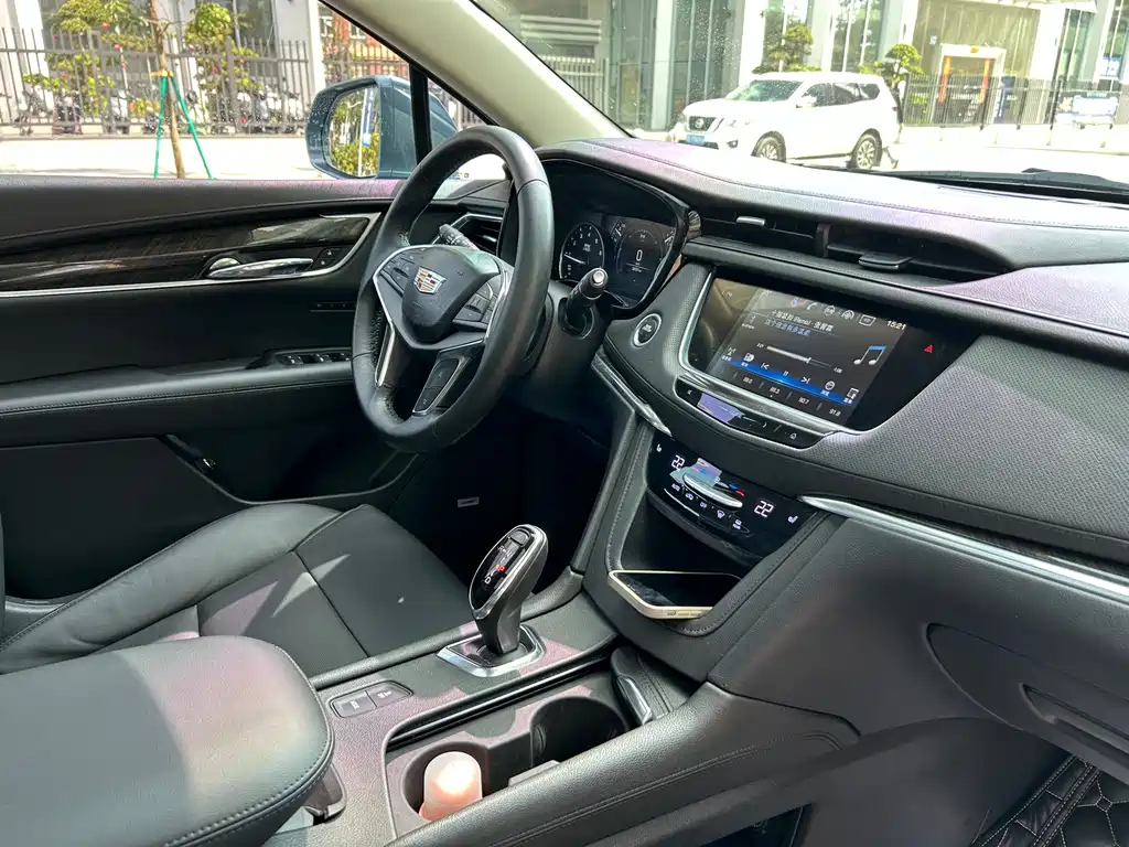 Cadillac XT5 2017 — фото 14