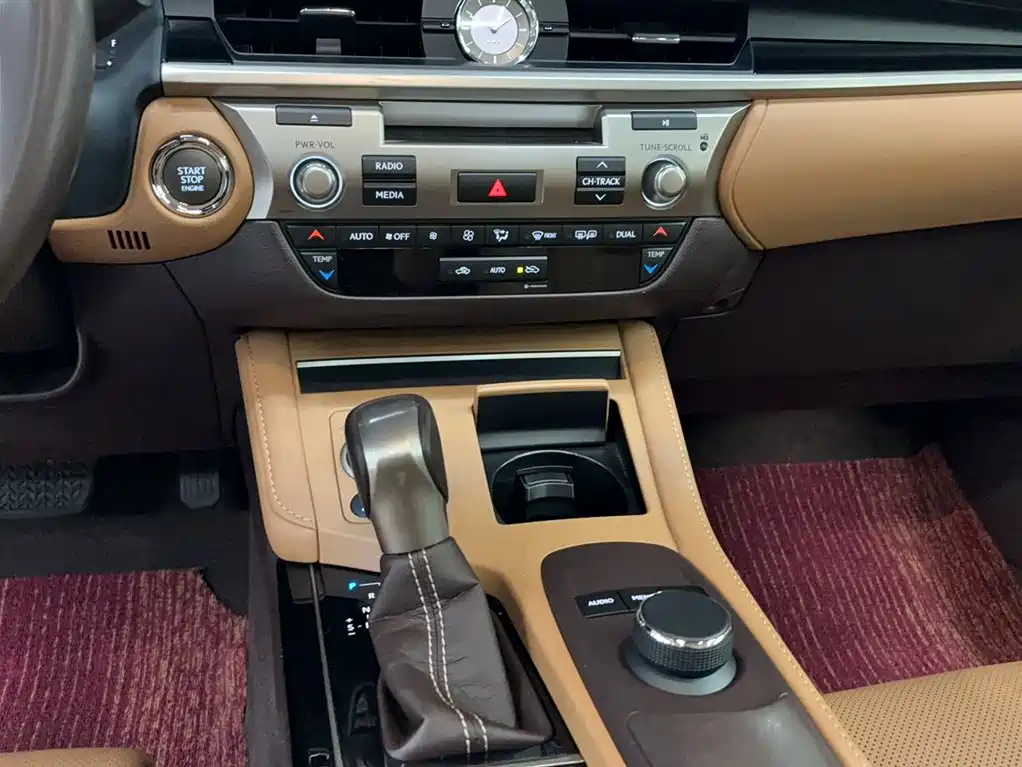 Lexus ES 2017 — фото 17