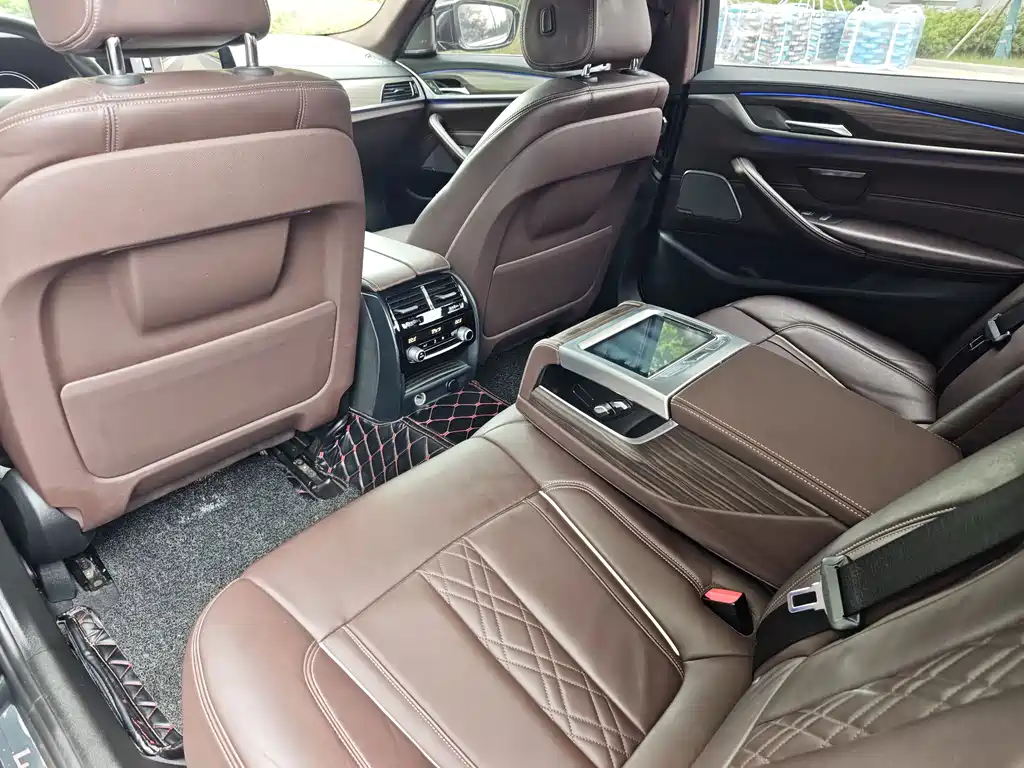 BMW 5 Series 2018 — фото 15