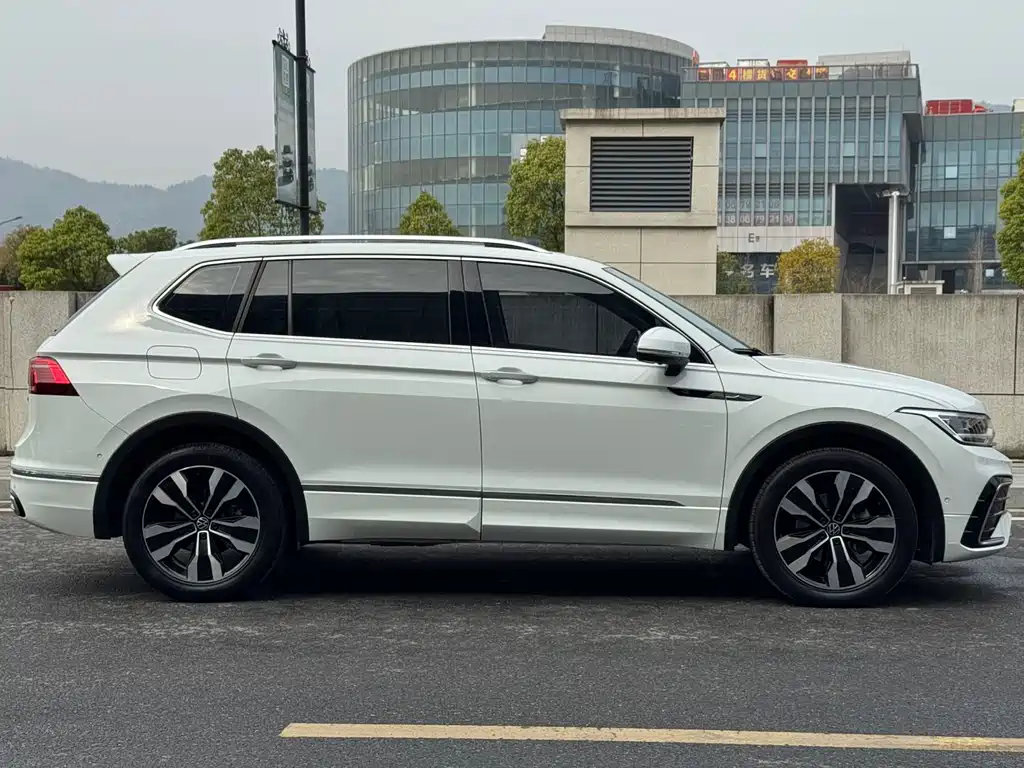 Volkswagen Tiguan L 2023 — фото 7