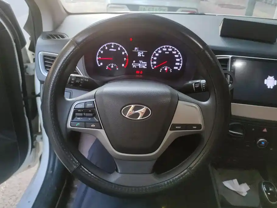 Hyundai Verna 2017 — фото 15